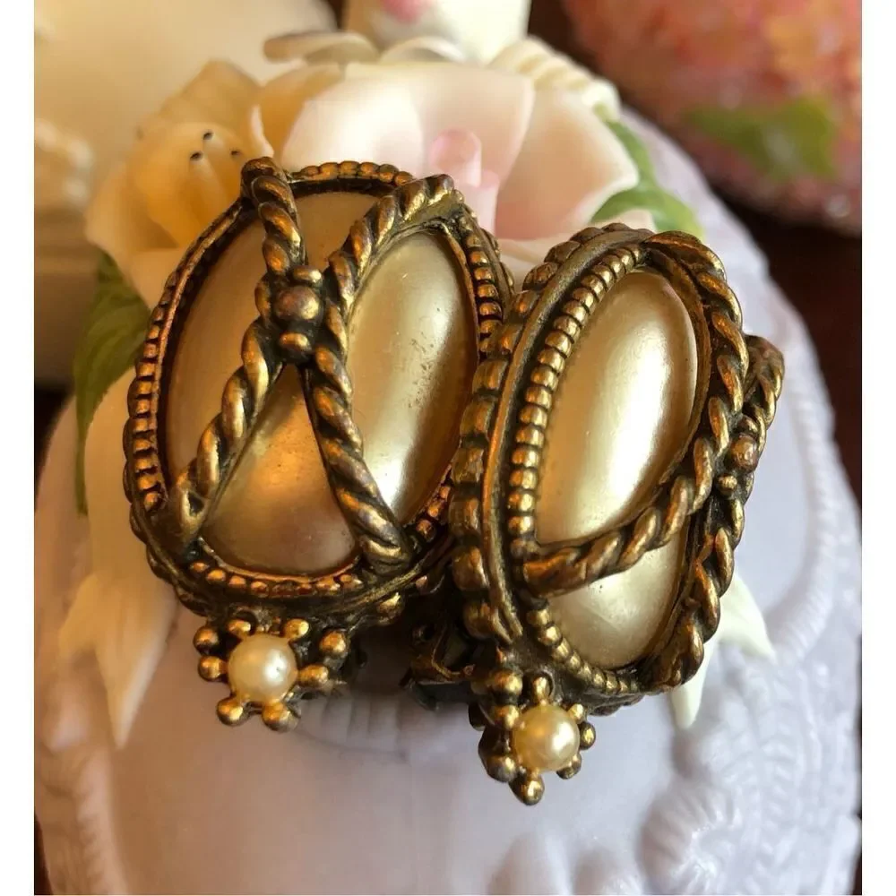 REGAL - 🎉HPx2 🎉 Vintage Regal Gothic-Style Oval Faux Pearl Chunky Clip-Ons